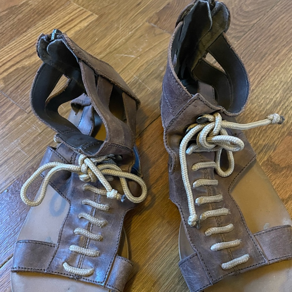 Boutique 9 Leather Gladiator Sandal-Size 6.5